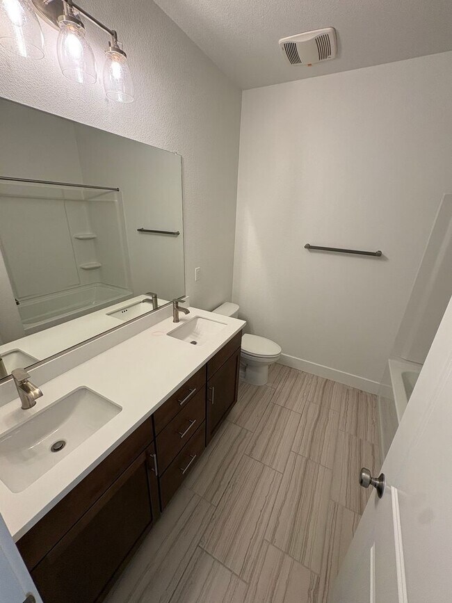 Building Photo - Beautiful 4 Bedroom 3 Bath Brentwood Home With SOLAR