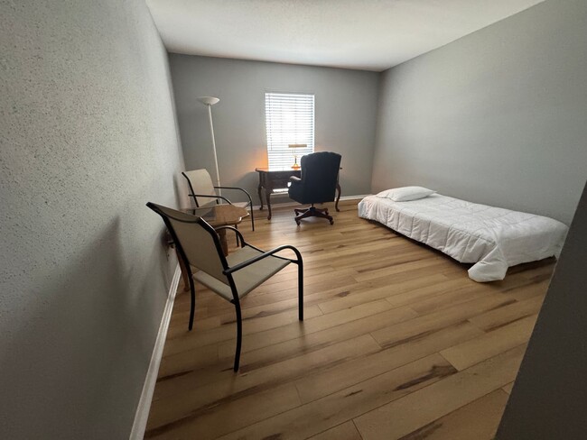 Building Photo - GREAT SPACIOUS CONDO | GATED | MEDICAL CEN...