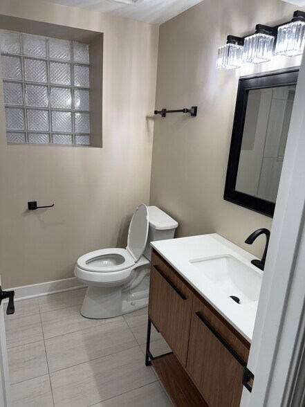 Building Photo - 7123 S Cornell Ave