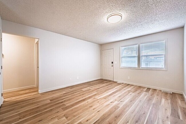 Building Photo - Renovated Charming 2-Bedroom Duplex