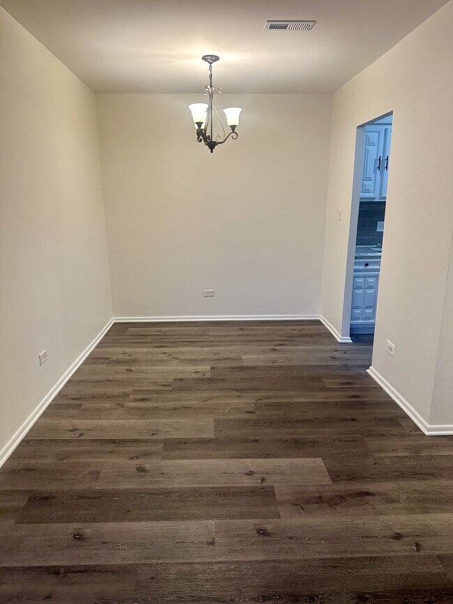 Building Photo - 1629 W Greenleaf Ave