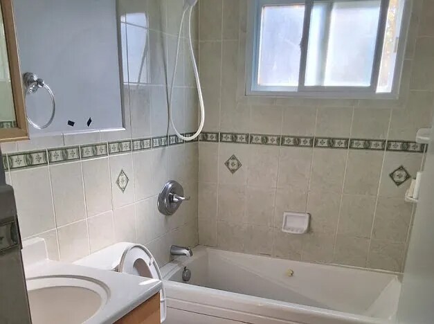 Building Photo - 3 Tulip Ln