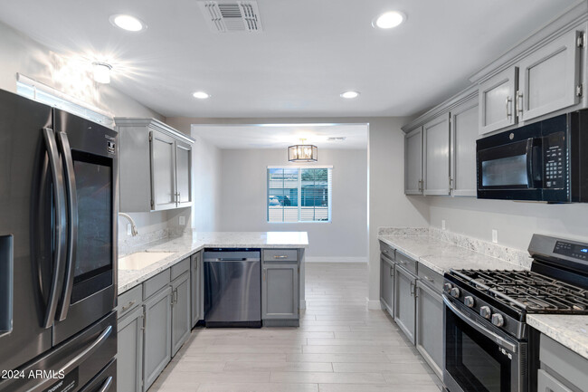 Building Photo - 607 E Encanto Dr