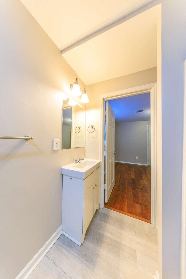 Building Photo - Quaint East Nashville Home for Lease NOW AVAILABLE!