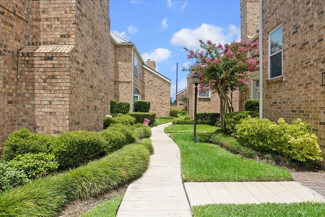 Building Photo - 600 Wilcrest Dr