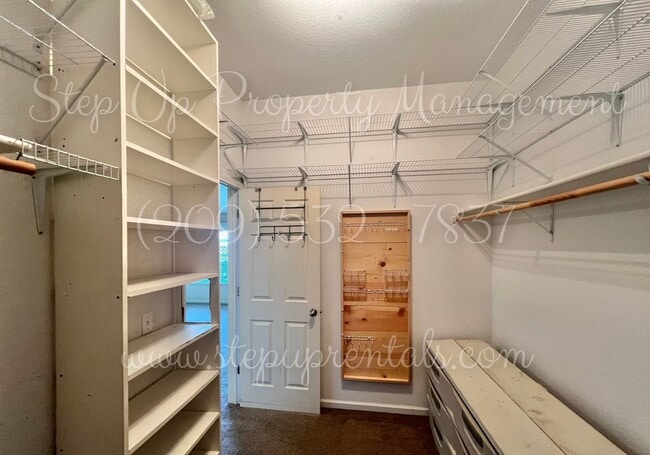 Building Photo - Comfortable & Well-Appointed 3-Bedroom Hom...
