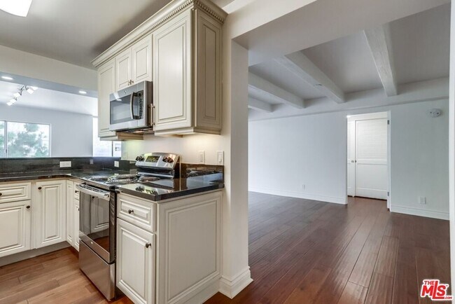 Building Photo - 435 N Oakhurst Dr