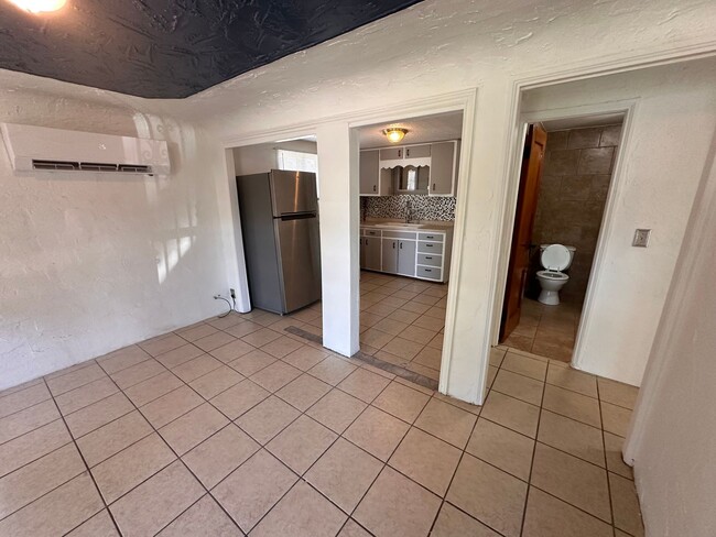 Building Photo - $795 - 3 bedroom/ 1.5 bathroom - Single Fa...