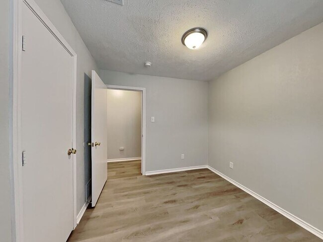 Building Photo - 700 Norfork Dr