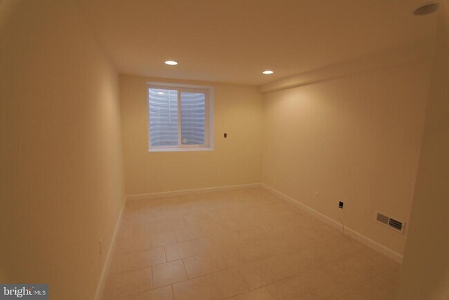 Building Photo - 1852 Willington St