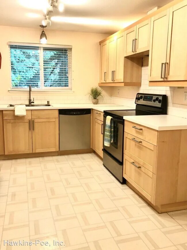 Building Photo - 3 bed 2 bath Duplex Great Yard!