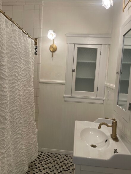 Bathroom shower/tub - 147 N Baldwin Ave