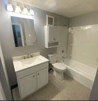 Building Photo - 949 Main St