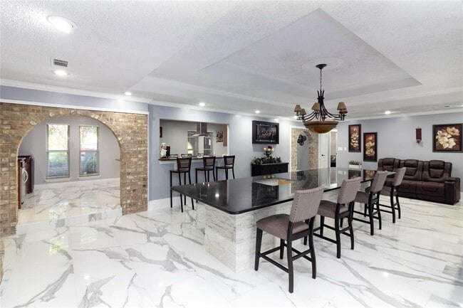 Building Photo - 1021 Villa Siete