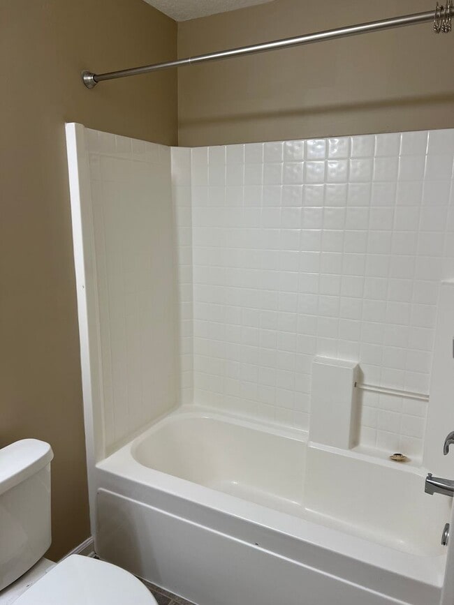 Building Photo - 204 Old Pond Dr