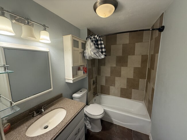 Building Photo - 804 E 6th