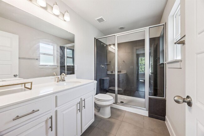 Building Photo - Modern 3-Bed, 2.5-Bath Home with Fenced Ya...