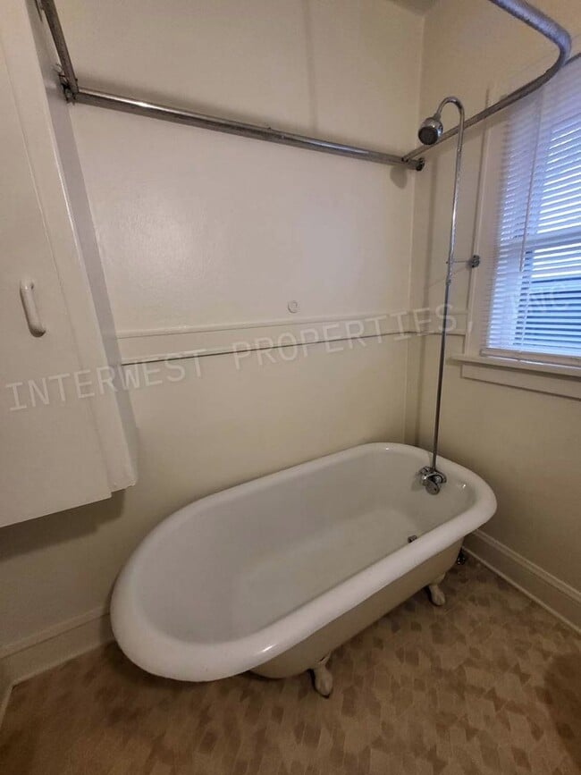 Building Photo - *1/2 OFF 1ST MONTH'S RENT PROMO* 2 Bedroom...