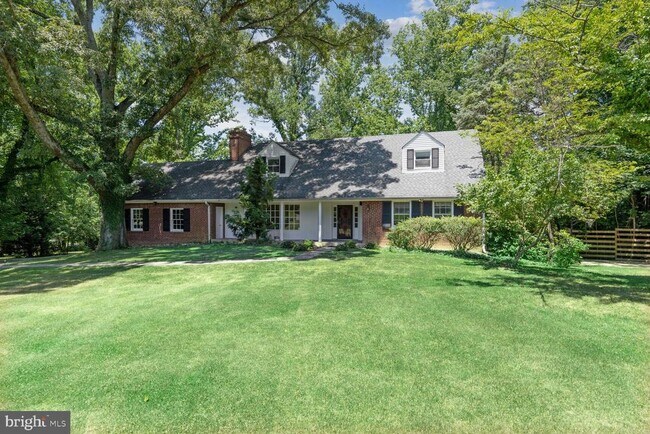 Building Photo - 7001 Longwood Dr