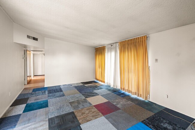 Building Photo - 6452 Evergreen Blvd