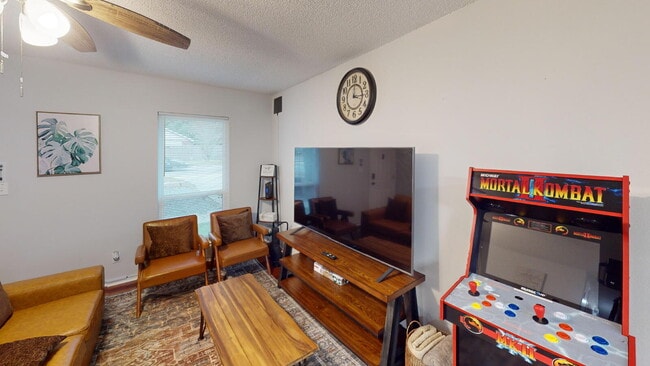 Building Photo - 3900 Baywoods Dr