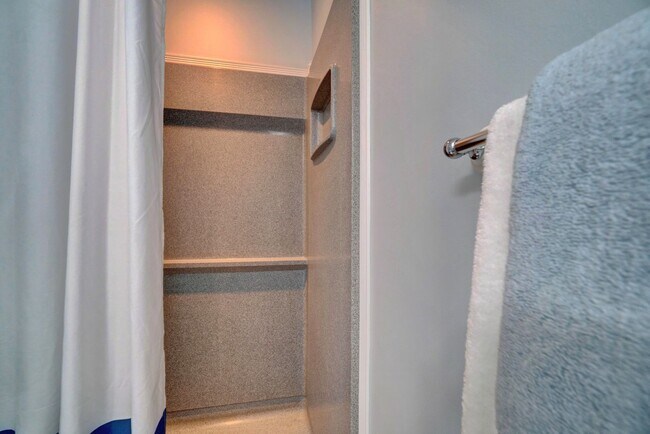 Building Photo - Fabulous 4-Bedroom Great Neck Home Ready 0...