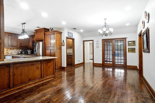 Building Photo - 2412 Emerald Cir