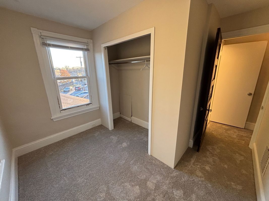 Building Photo - 706 W Railroad Ave