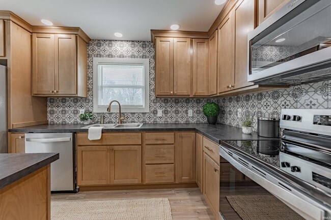 Building Photo - 911 Mayfair Dr