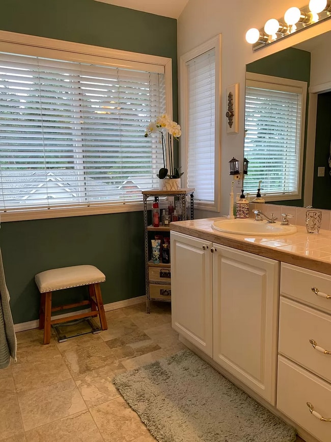 Building Photo - Stunning 2-Bedroom Condo with Panoramic Views in Gig Harbor