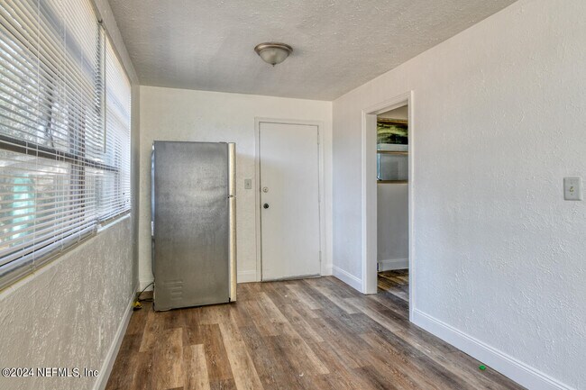 Building Photo - 1265 W 26th St