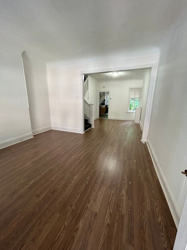 Building Photo - Large Colonial Home ready for you!