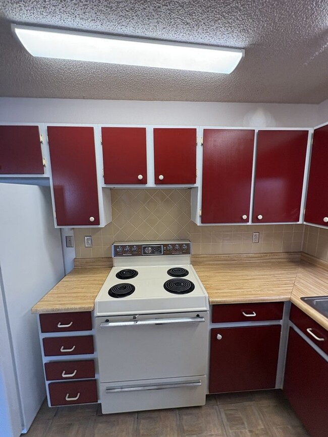 Building Photo - 1 Bed 1 Bath + Flex Room - Updated!