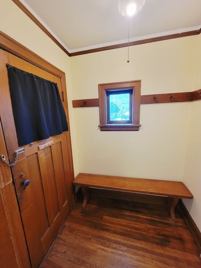 Building Photo - 3-Bedroom Home in Juneau’s Desirable Downt...