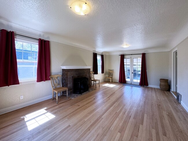 Building Photo - 540 Van Buren St