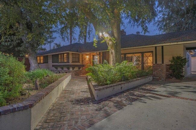 Building Photo - 8624 Louise Ave