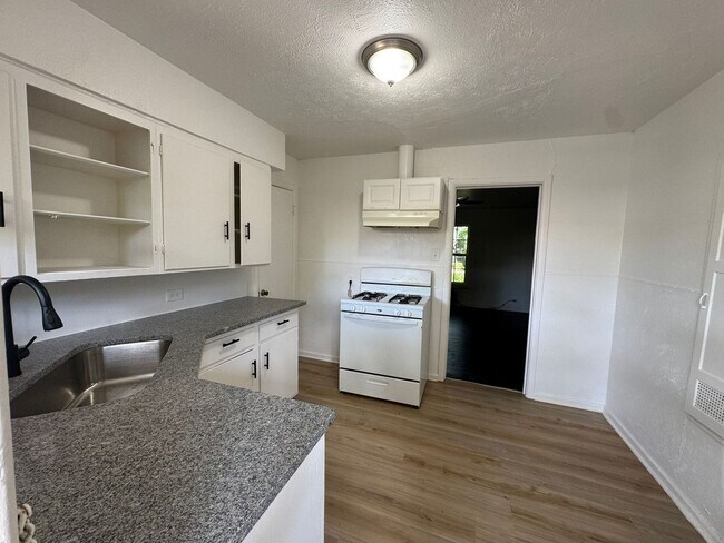 Building Photo - 400-402 North Jefferson - Kaufman