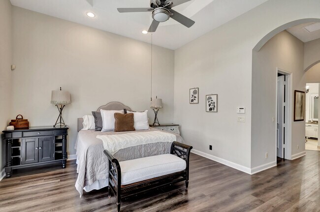 Building Photo - 128 Esperanza Way