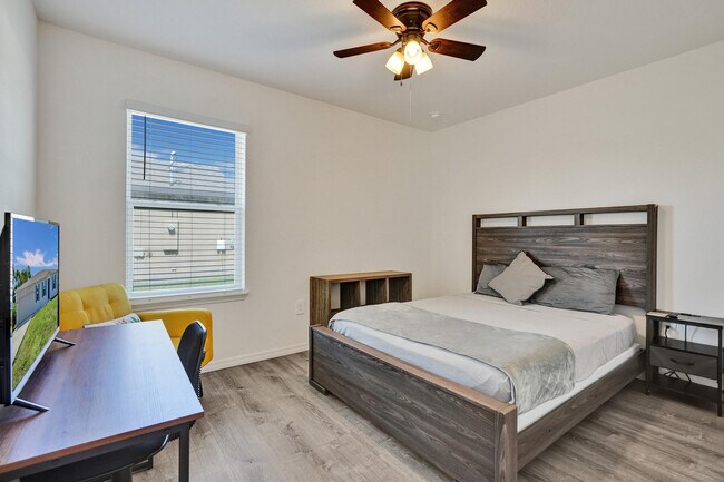 Building Photo - 1744 SE North Blackwell Dr