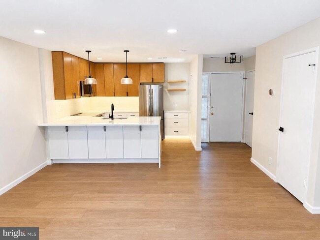 Building Photo - 2480 Glengyle Dr