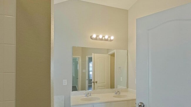 Building Photo - FOR RENT NOW