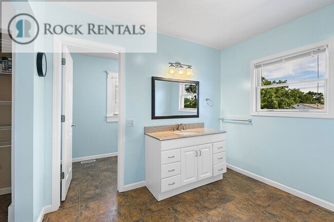Building Photo - Large Updated Three Bed Two Bath with Patio
