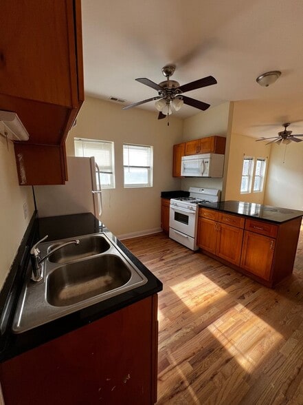 Building Photo - 4528 S Hermitage Ave