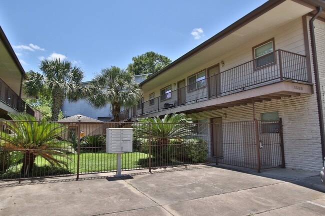 Building Photo - 1307 Welch St