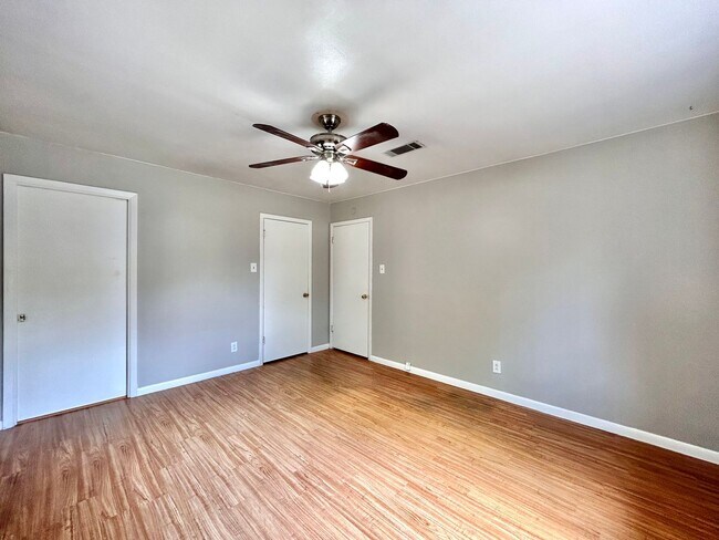 Building Photo - 3 Bed, 2 Bath Home – Fully Equipped & Move...