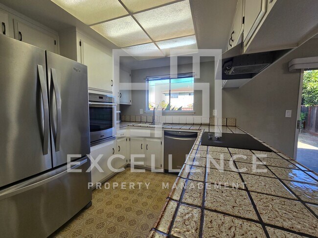 Building Photo - 2 Story 4/2 + Office, Hwf, Pets Negotiable...