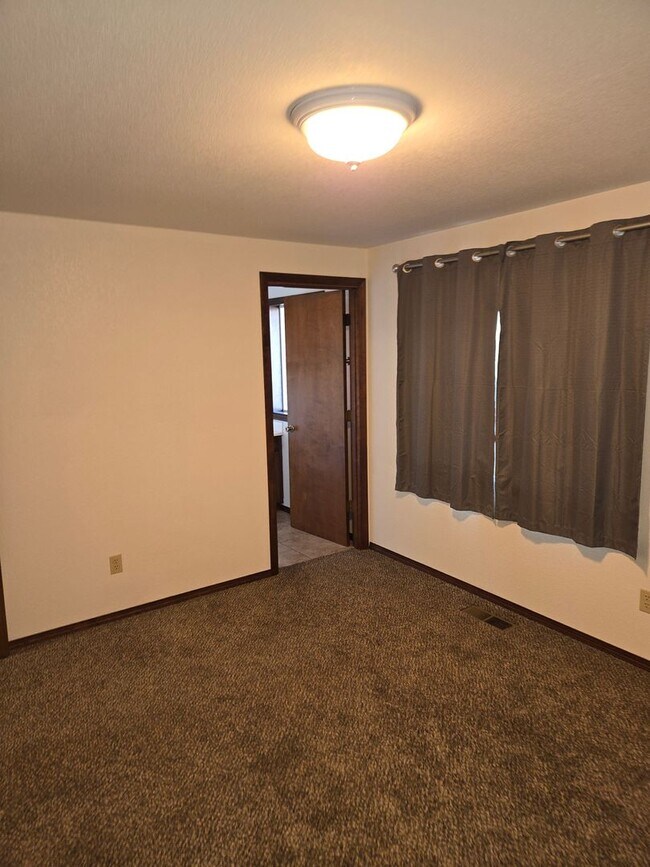 Building Photo - Beautiful Hermiston Home offers a perfect balance of comfort and convenience