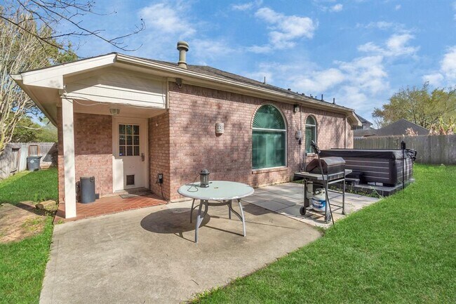 Building Photo - 1303 Raintree Cir