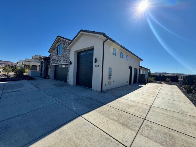 Building Photo - Beautiful Modern 5 Bedroom Furnished Home!!