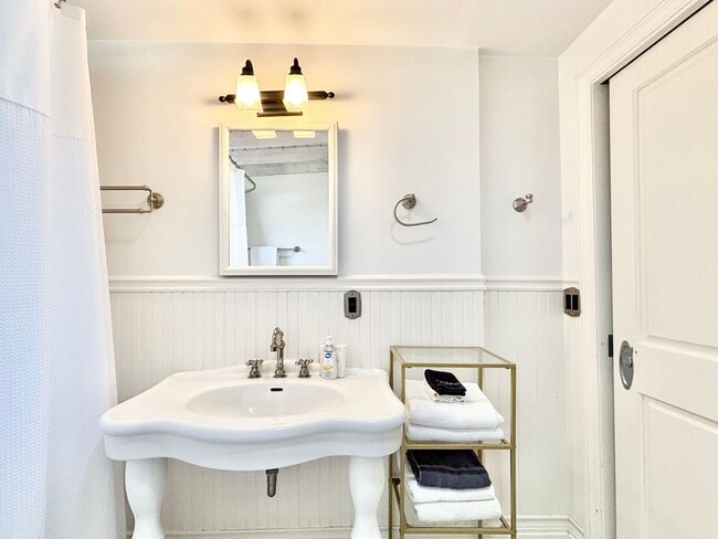 Building Photo - 1205O | Spanish Beach Bungalow Retreat | M...